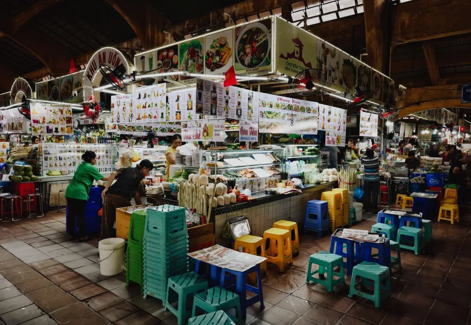 Khu bếp mở sạch sẽ