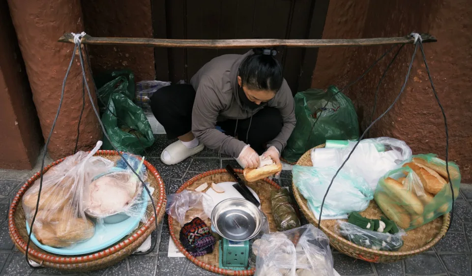 Bàn đôi góc cửa sổ